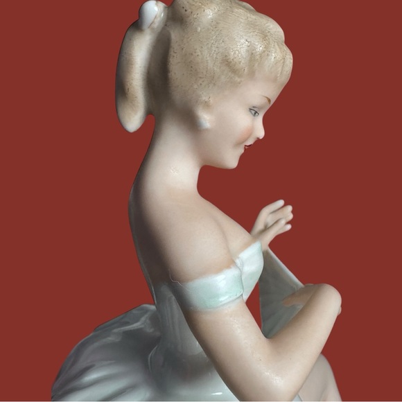 VINTAGE WALLENDORF 1764 GERMANY PORCELAIN SITTING LADY WITH FAN FIGURINE 1590/1 - Picture 5 of 16